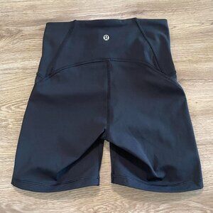 Lululemon Women's Black Shorts - Size 4